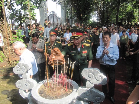 Dâng hương tưởng niệm Anh hùng liệt sỹ và tặng quà Cựu quân tình nguyện Việt Nam ở Campuchia – Mặt trận 479 nhân 70 năm ngày Thương binh Liệt sỹ 